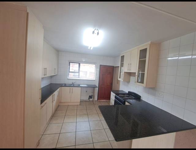 3 BEDROOM APARTMENT TO LET IN SUNSET PARK